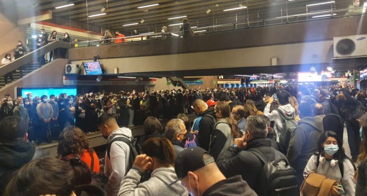 Línea 1 del Metro con servicio parcial: tren impactó a hombre que habría cometido un delito