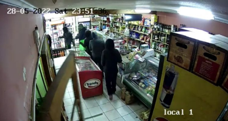 Cinco delincuentes roban botillería de sector Rahue de Osorno: utilizaron armas de fuego