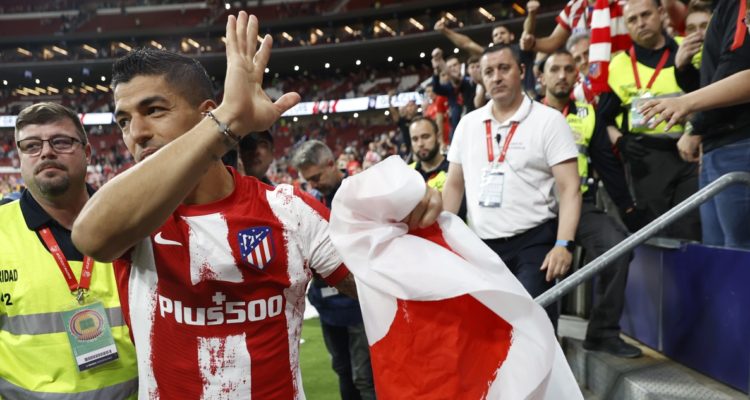 Luis Suárez despidiéndose del Atlético.