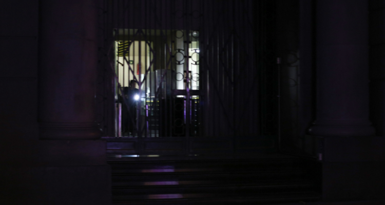 Luminarias públicas que se instalaron en Los Ángeles aún no funcionan: vecinos han esperado 9 meses