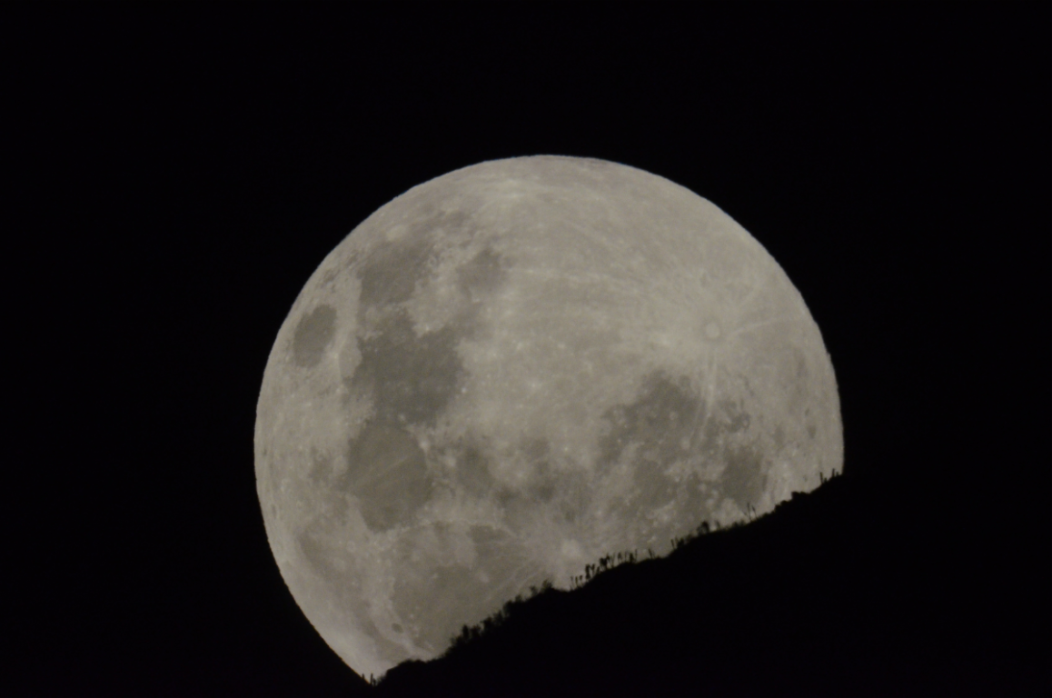 La Luna saliendo por el cerro San Ramón.