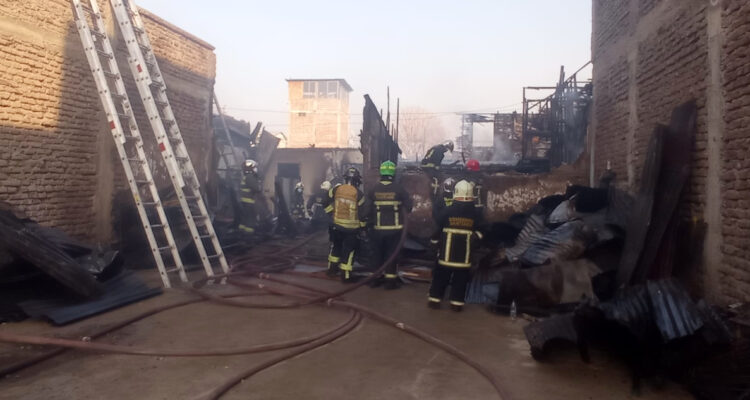 Madre e hija de 15 años mueren en incendio de cité en Santiago