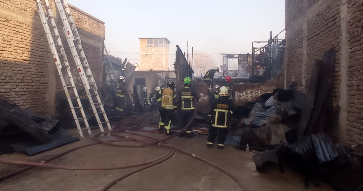 Madre e hija de 15 años mueren en incendio de cité en Santiago