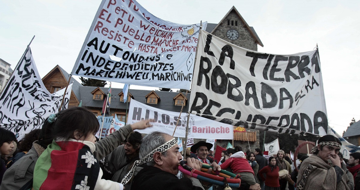 Nativos Mapuches junto a grupos de izquierda y sindicales reunidos en la Asamblea de los Pueblos. Foto contextual.