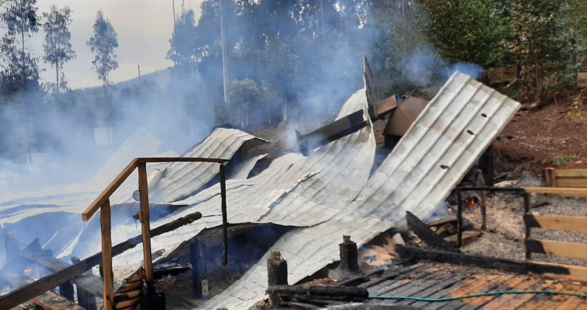 maquinaria-bodega-casa-destruidas-producto-de-un-ataque-incendiario-region-de-la-araucania-lautaro.png