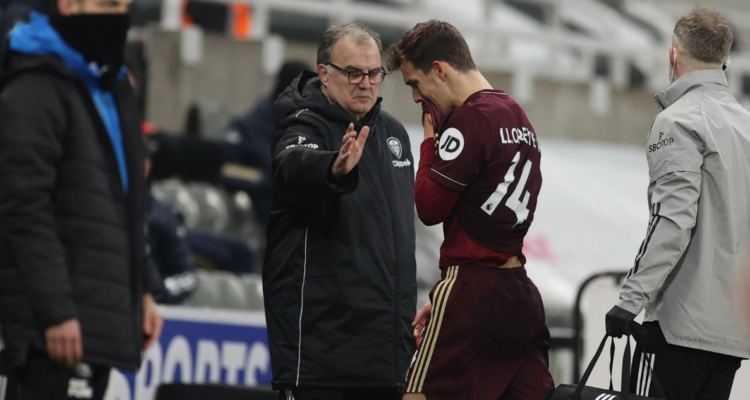 Marcelo Bielsa dirigiendo en el Leeds United.