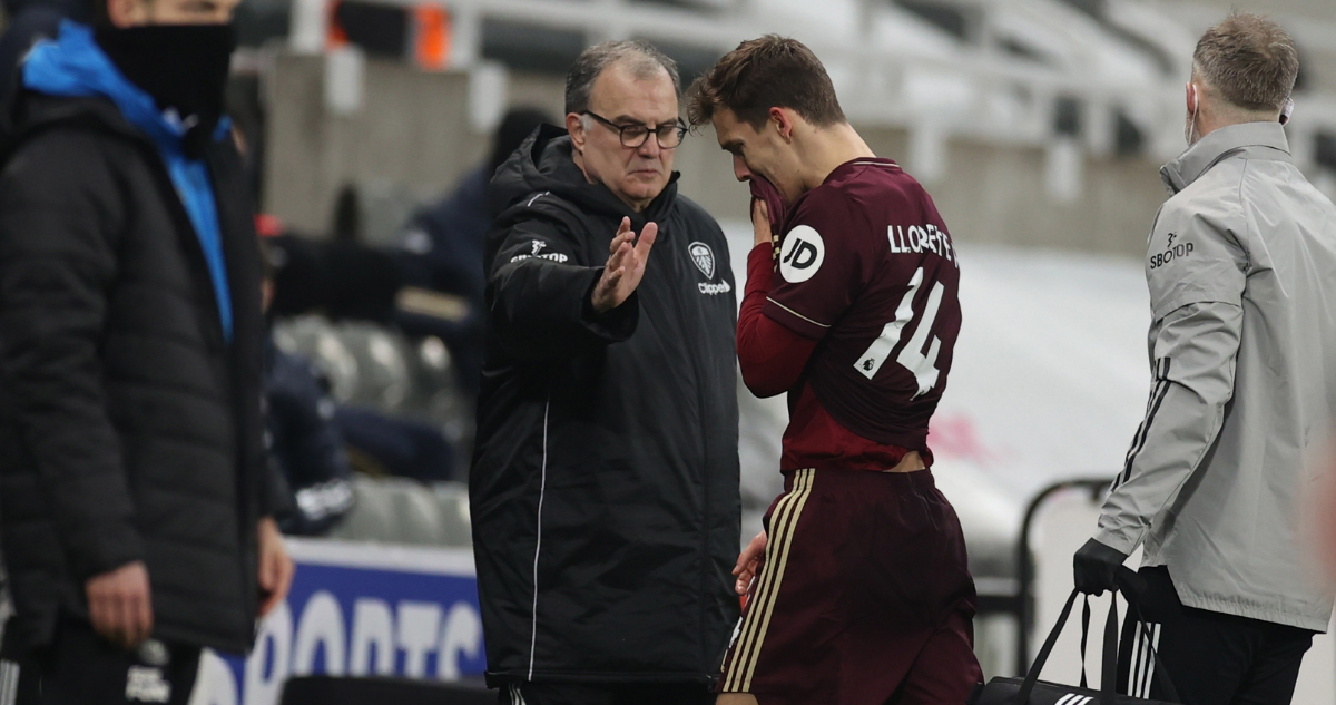 Marcelo Bielsa dirigiendo en el Leeds United.