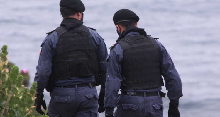 PDI llega a la base naval para detener a marinos imputados por muerte de comunero en Arauco.