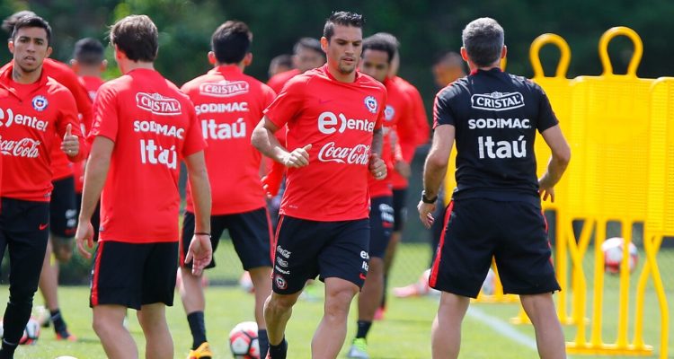 Mark González entrenando con La Roja.