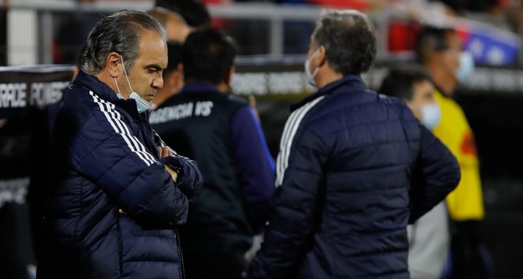 Martín Lasarte dirigiendo a La Roja ante Paraguay.