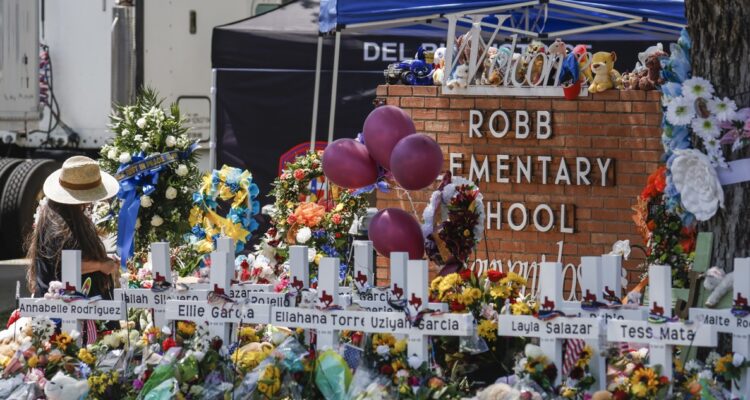Memorial para los niños asesinados en Uvalde.