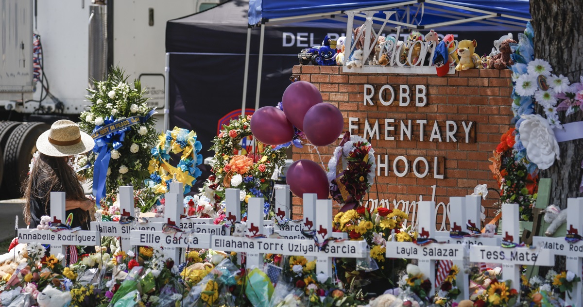 Memorial para los niños asesinados en Uvalde.