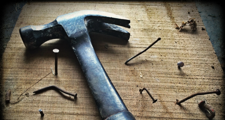 Intentó matar a su esposa con un martillo: piden 13 años de cárcel para hombre en Panguipulli