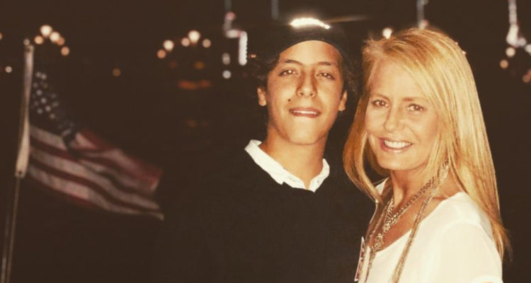 Máximo Menem y Cecilia Bolocco abrazados en una noche de año nuevo.