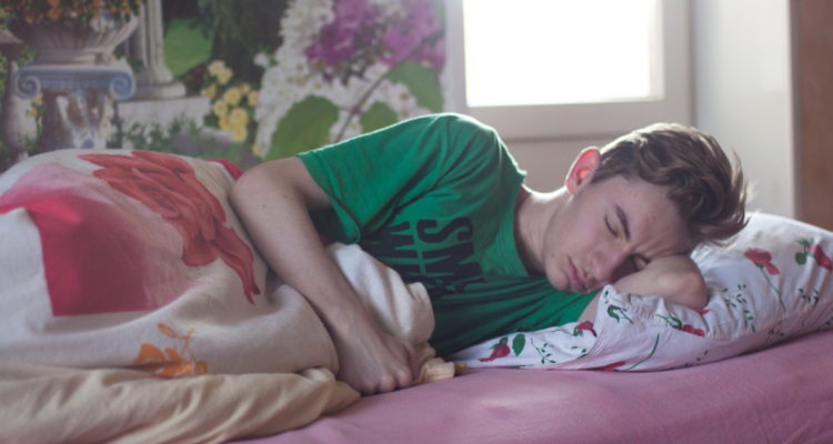 Expertos indican que la mejor posición para dormir es sobre el costado izquierdo