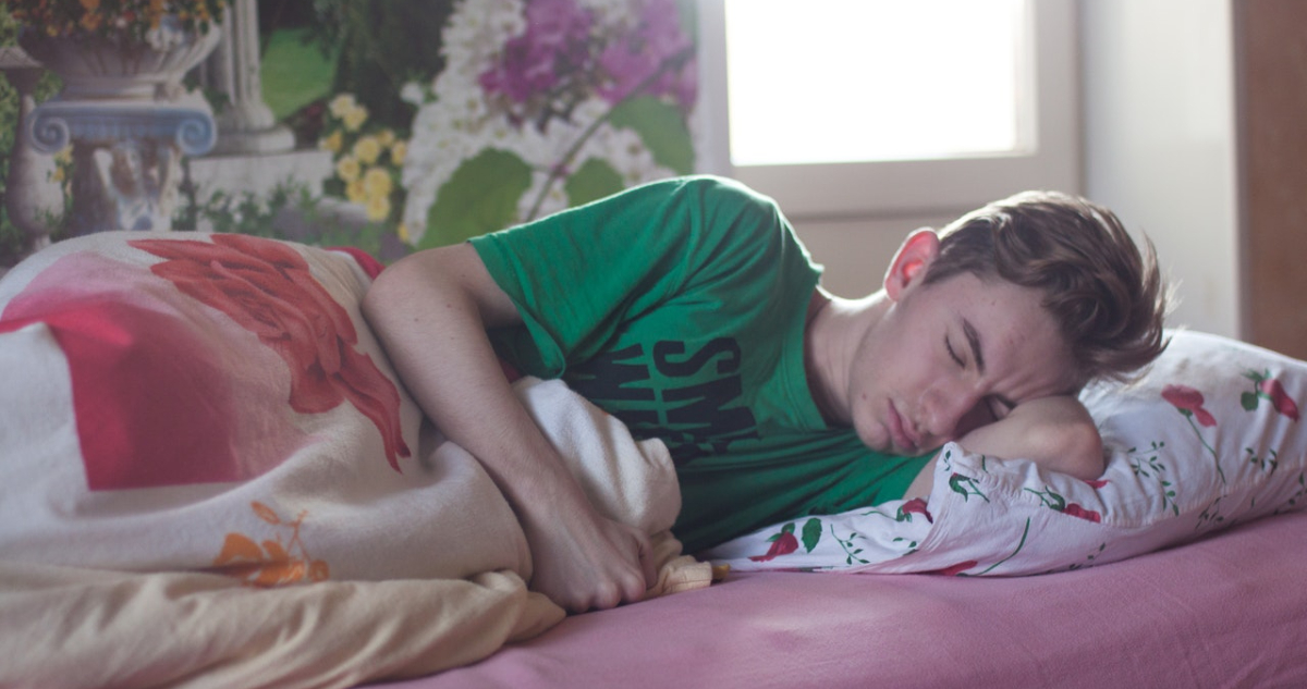 Expertos indican que la mejor posición para dormir es sobre el costado izquierdo