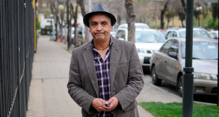 El humorista Memo Bunke dando una mueca de descontento mientras camina por la acera.