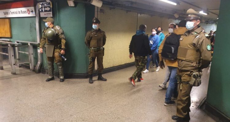 Carabineros despeja accesos a estaciones de Metro comúnmente utilizados por ambulantes