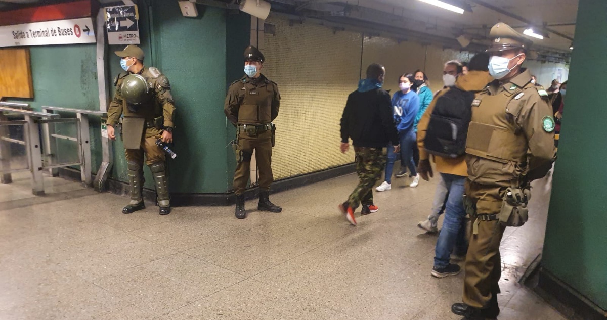 Carabineros despeja accesos a estaciones de Metro comúnmente utilizados por ambulantes