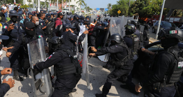 México policías se enfrentan y golpean entre sí durante manifestación por mejores sueldos