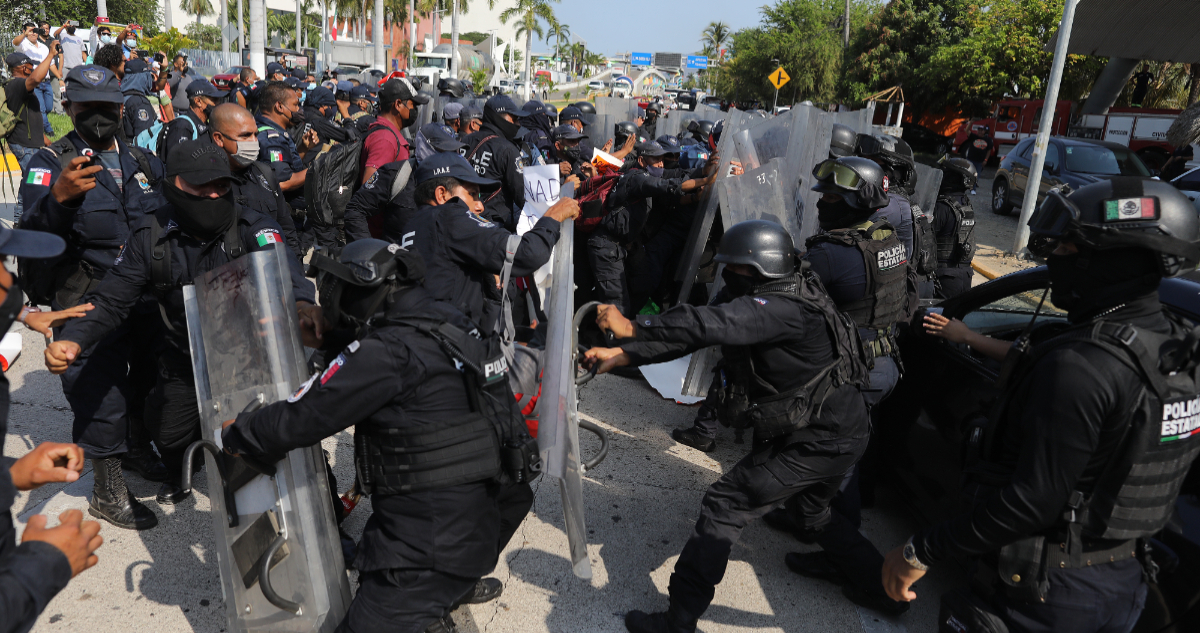 México policías se enfrentan y golpean entre sí durante manifestación por mejores sueldos