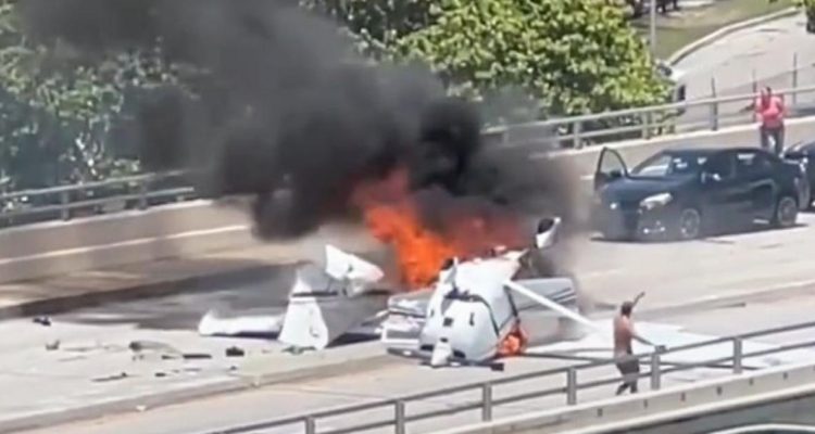 El avión destruido en la autopista, junto al auto impactado.