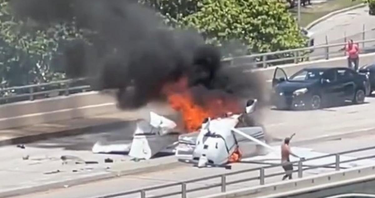 El avión destruido en la autopista, junto al auto impactado.