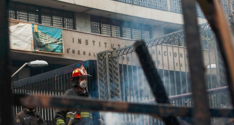 Foto contexto desmanes en Instituto Nacional y Liceo de Aplicación