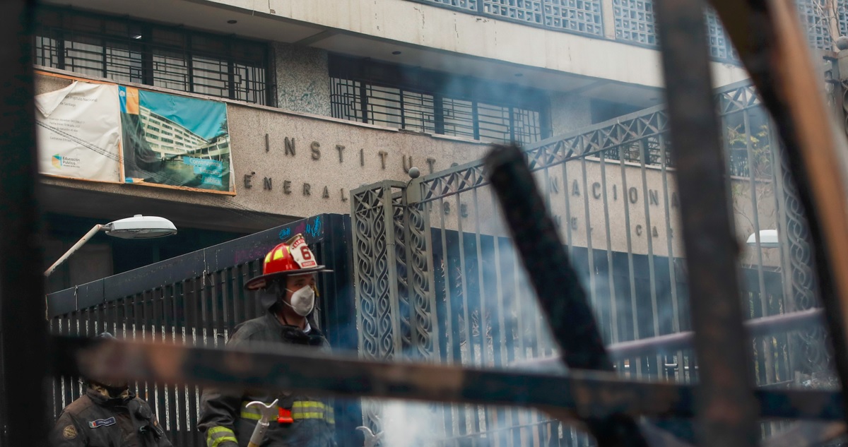 Foto contexto desmanes en Instituto Nacional y Liceo de Aplicación