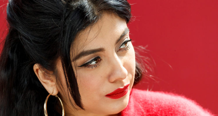 La cantante Mon Laferte vista desde cerca. En vez de ver hacia la cámara, mira hacia su derecha seria. La cantante habló sobre la salud mental y cómo ha estado desde el nacimiento de su hijo Joel.