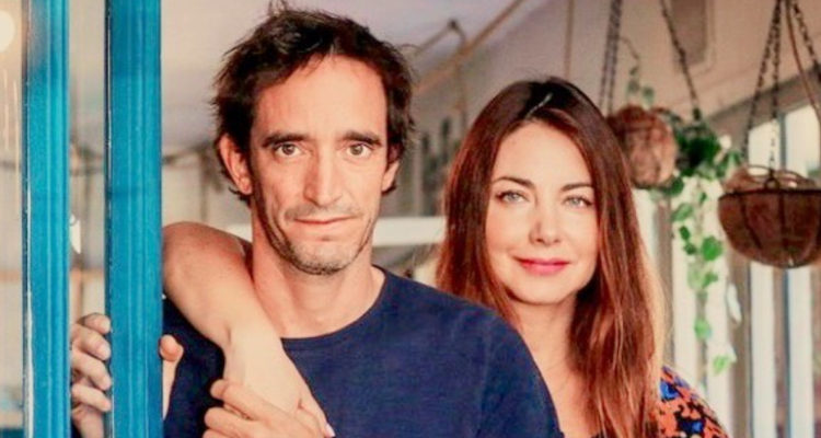 El actor Nicolás Saavedra y Mónica Godoy abrazados. La pareja anunció su separación en redes sociales.