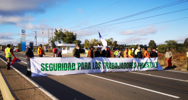 Trabajadores forestales cortan la Ruta 5 Sur en la provincia de Bío Bío: piden Estado de Excepción