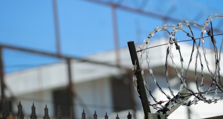 Muere recluso de cárcel de Valdivia asesinado por otro reo