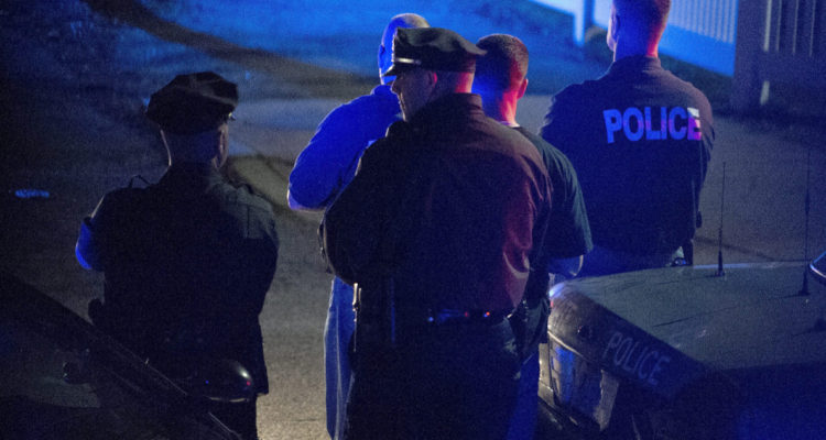 Mujer de Miami cuenta a vecino que mató a su pareja y policía encuentra su cadáver en el patio