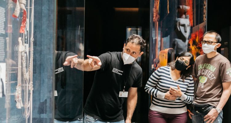 visitantes en museo precolombino