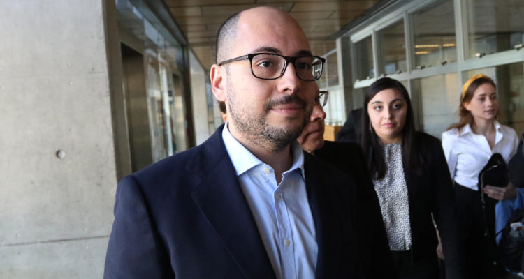 El cineasta Nicolás López caminando el día que fue formalizado en 2018. El director de cinde deberá cumplir prisión preventiva en la cárcel Santiago 1.
