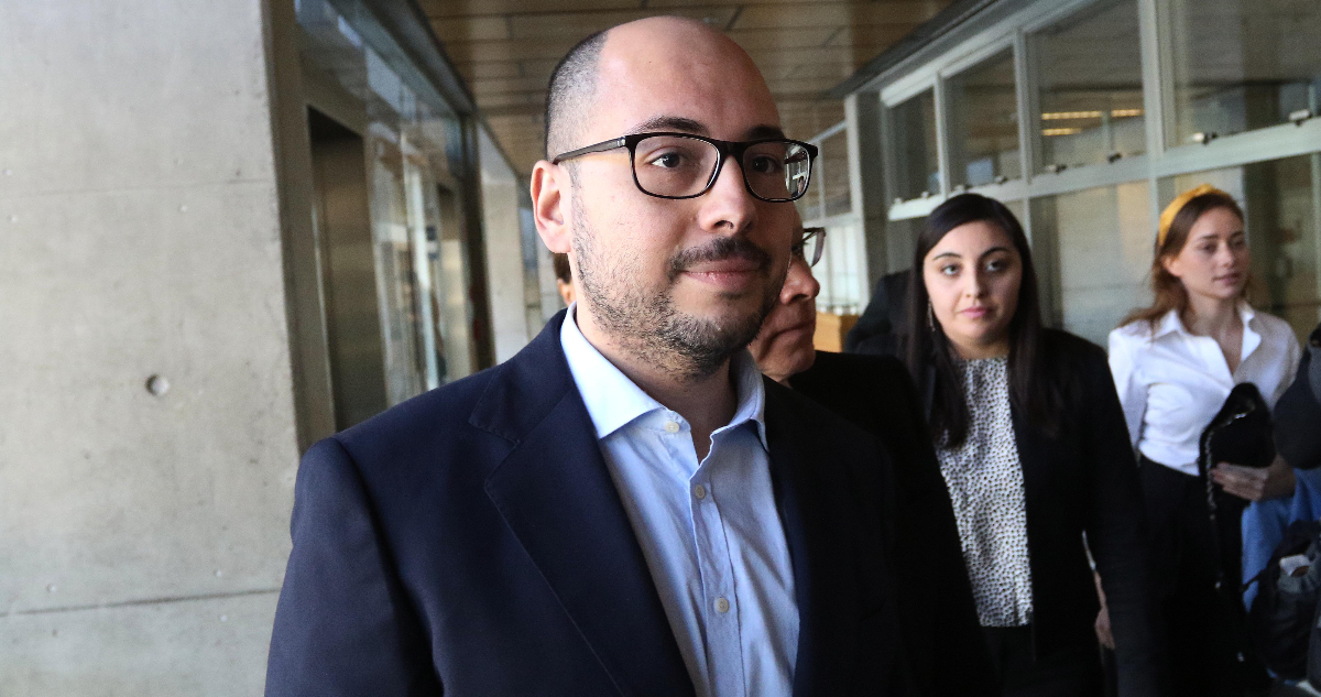 El cineasta Nicolás López caminando el día que fue formalizado en 2018. El director de cinde deberá cumplir prisión preventiva en la cárcel Santiago 1.