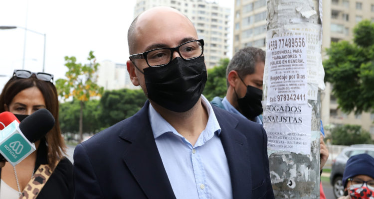 El cineasta Nicolás López camino al juicio donde fue condenado a 5 años de prisión.