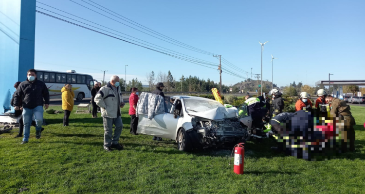 Niño muere en accidente en Ruta 5 sur: vehículo impactó contra letrero de bencinera