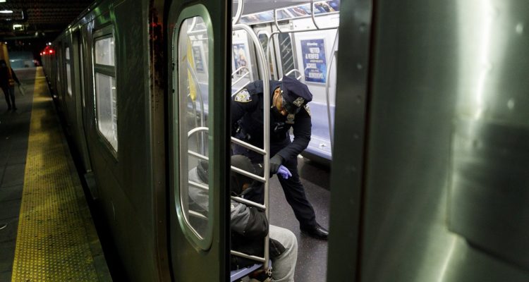 Un policía en el metro de Nueva York.