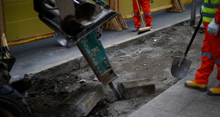 Alertan por obras en gimnasio y plazas públicas en Los Ríos: están en riesgo de quedar paralizados