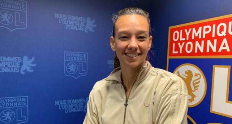 Tiane Endler envia sus dardos a clubes nacionales de fútbol femenino.