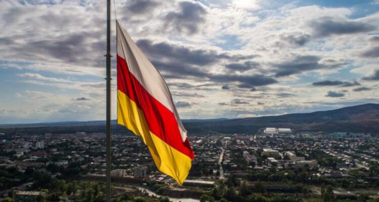 Una bandera de Osetia del Sur.