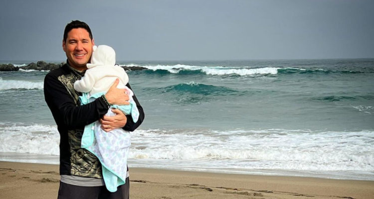 Francisco “Pancho” Saavedra en la playa con su hija.