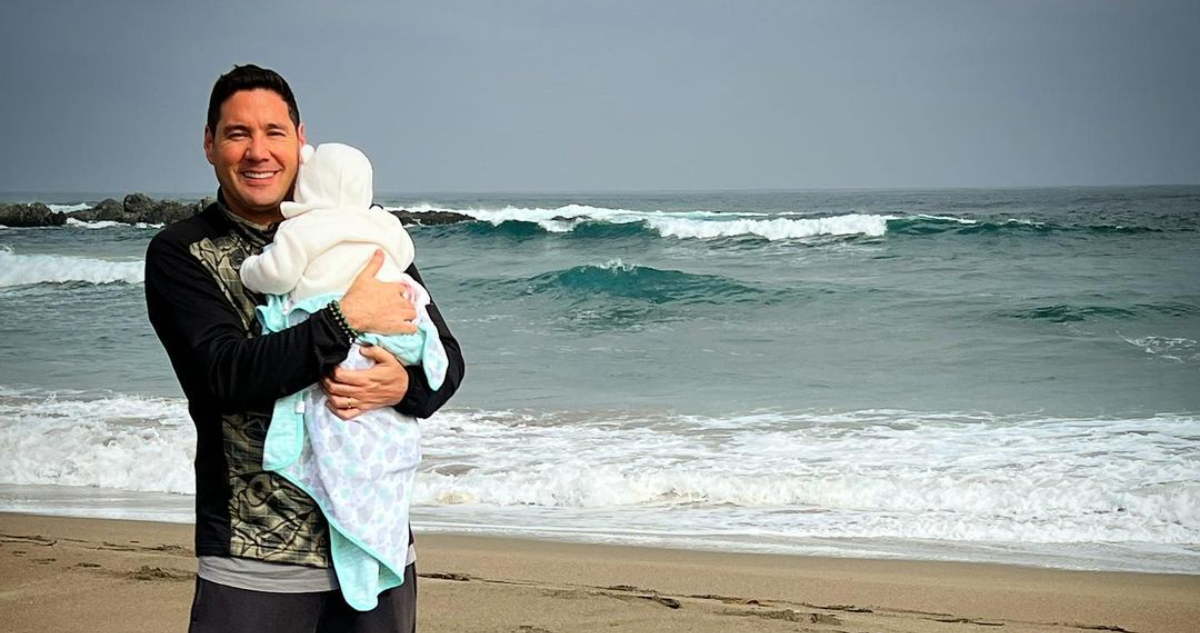 Francisco “Pancho” Saavedra en la playa con su hija.