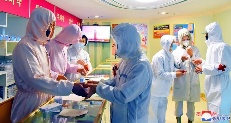 Funcionarios médicos norcoreanos repartiendo medicamentos a las farmacias.