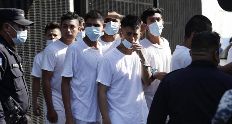 Presuntos pandilleros arrestados en El Salvador.