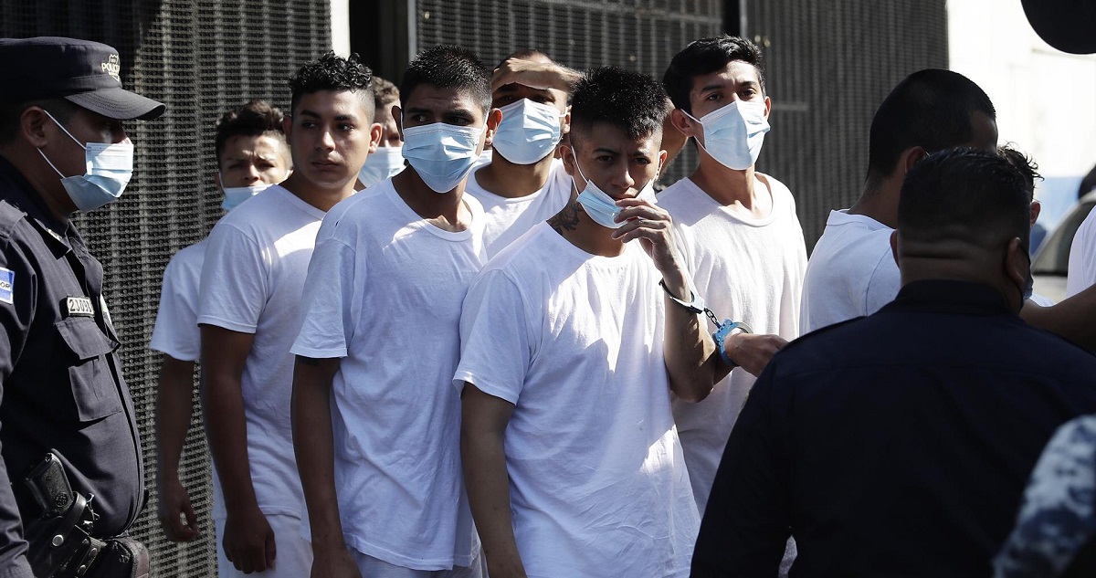 Presuntos pandilleros arrestados en El Salvador.
