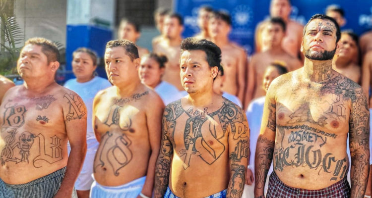 Presuntos pandilleros arrestados en El Salvador.