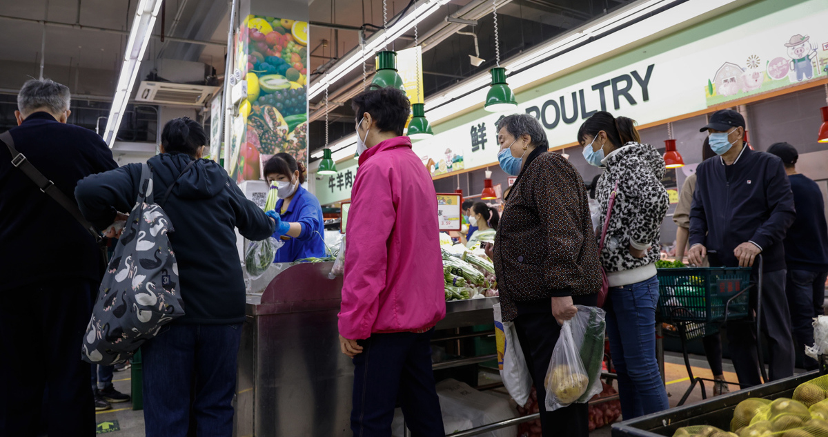 Personas hacen fila en un mercado de Pekín.